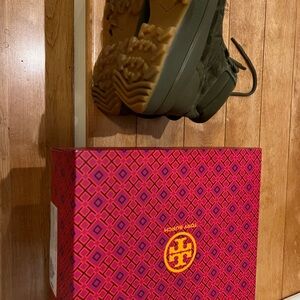 Tory Burch Adbenture Hiker shoes, size 7.5, Leccio, forest green color